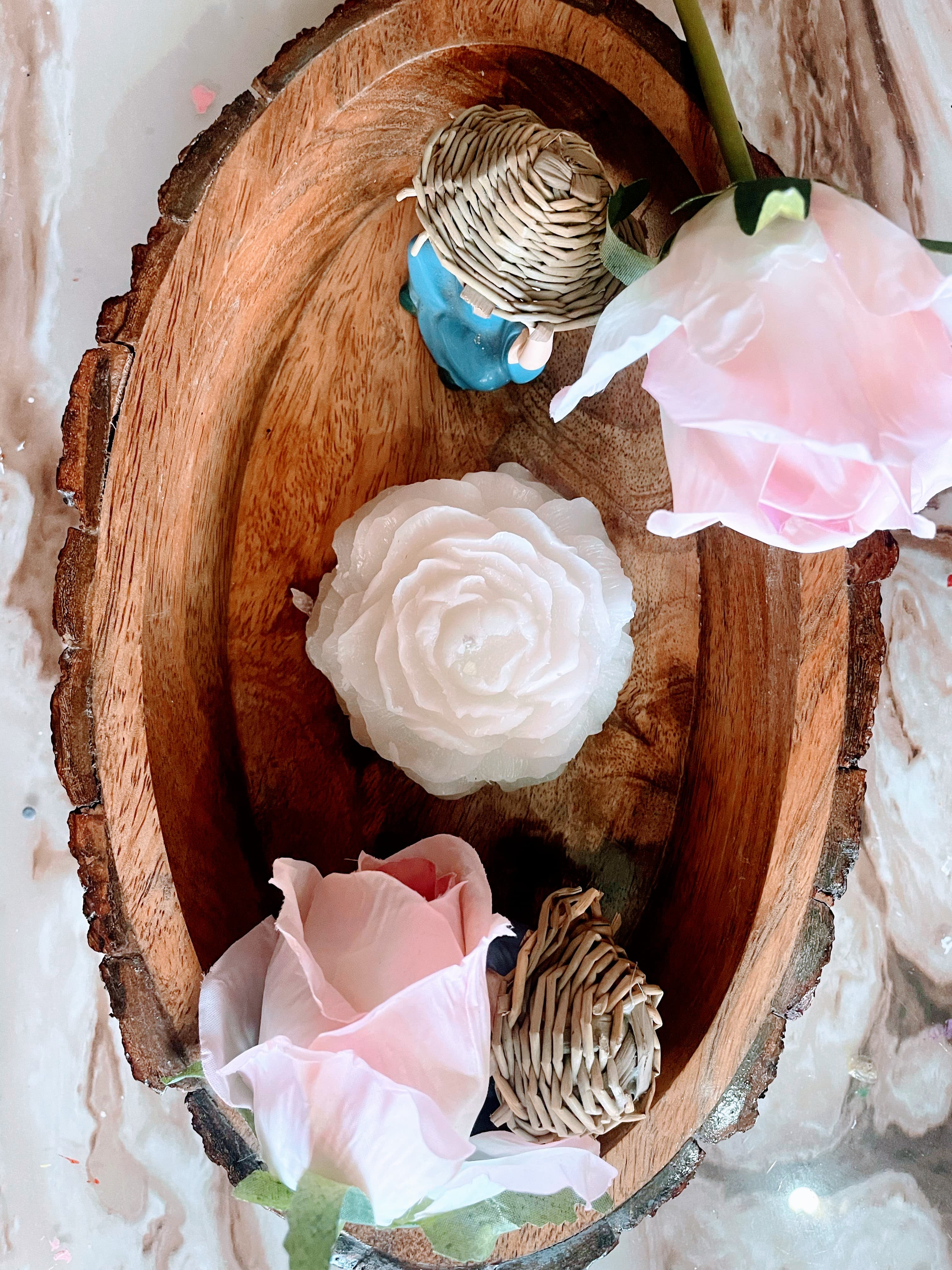 Coconut Shell with White Rose Candle